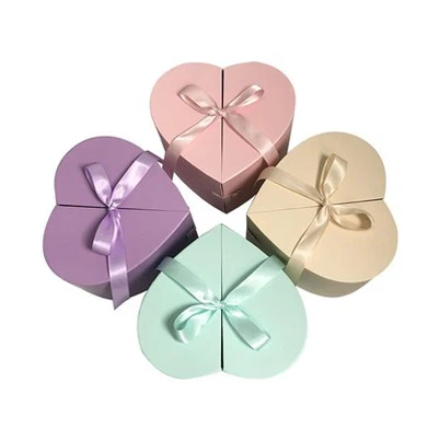 Herzförmige Schachtel mit Rosen